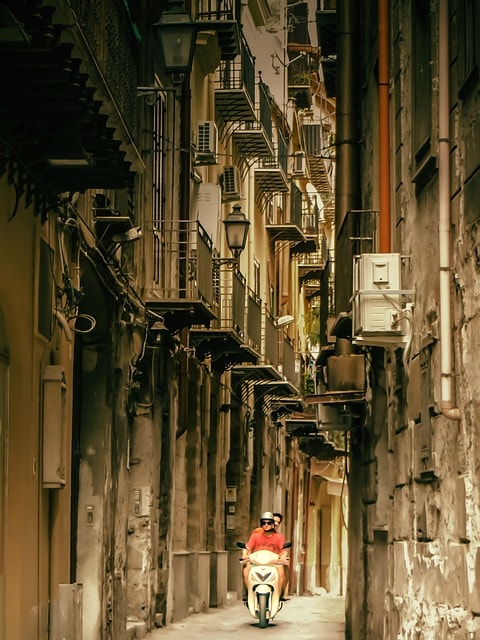 vespa, palermo, street front